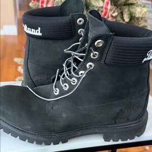 Timberland Men's Dark black with contrasting laces